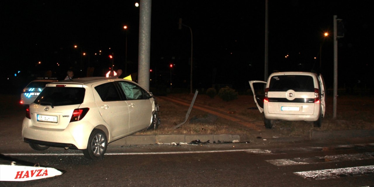 Samsun'da çarpışan hafif ticari araç ile otomobildeki 4 kişi yaralandı