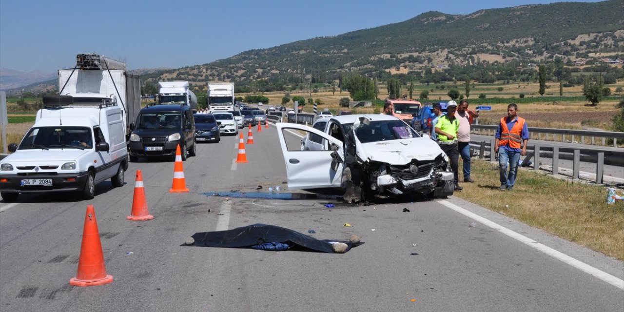 Amasya'da refüje çarpan otomobildeki 1 kişi öldü