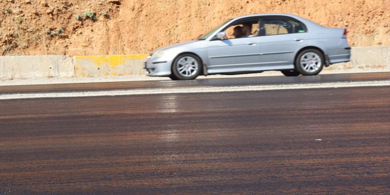 Denizli'de aşırı sıcaklarda yolun zeminindeki asfalt eridi