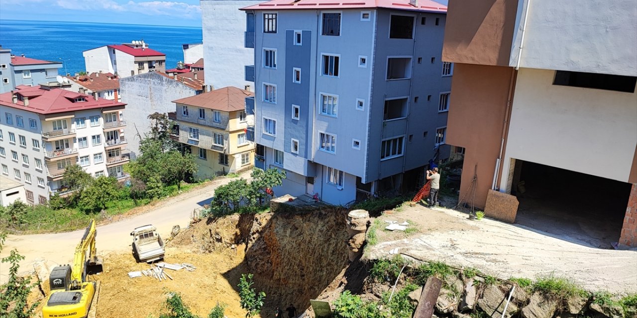 Giresun'da bahçe duvarı çöken 7 katlı bina boşaltıldı