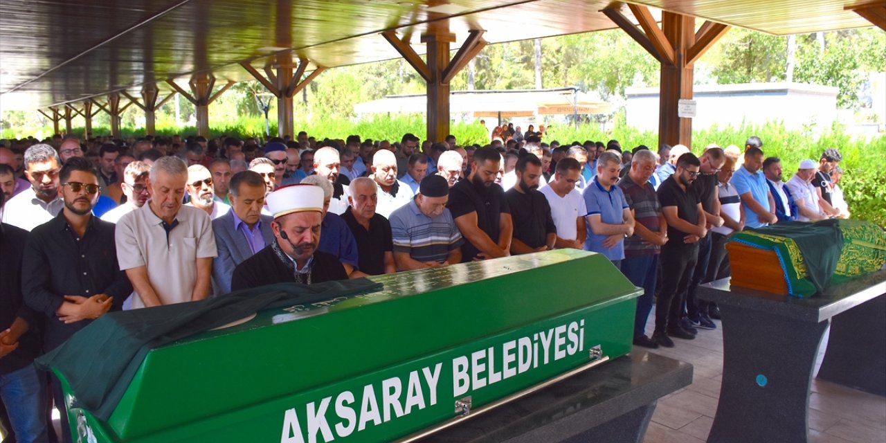 İstanbul'daki trafik kazasında hayatını kaybeden anne ve kızının cenazesi Aksaray'da defnedildi