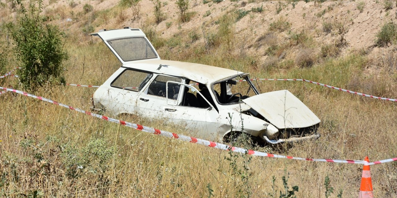 Afyonkarahisar'da devrilen otomobilden sağ çıkan sürücü, başka bir aracın çarpmasıyla öldü