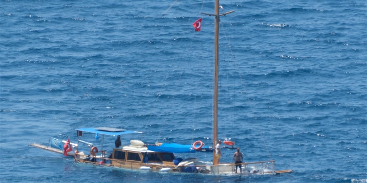 Bodrum'da karaya oturan teknedeki 3 kişi kurtarıldı