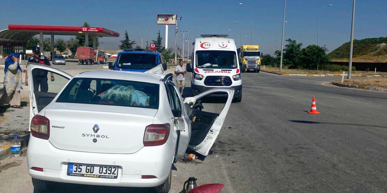 Afyonkarahisar'da beton direğe çarpan otomobildeki 1 kişi öldü, 2 kişi yaralandı