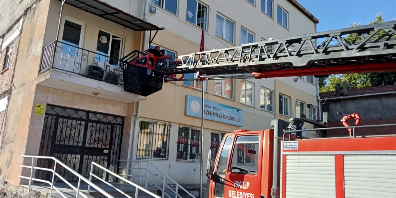 Çorum'da okulun balkonunda mahsur kalan çocuğu itfaiye kurtardı