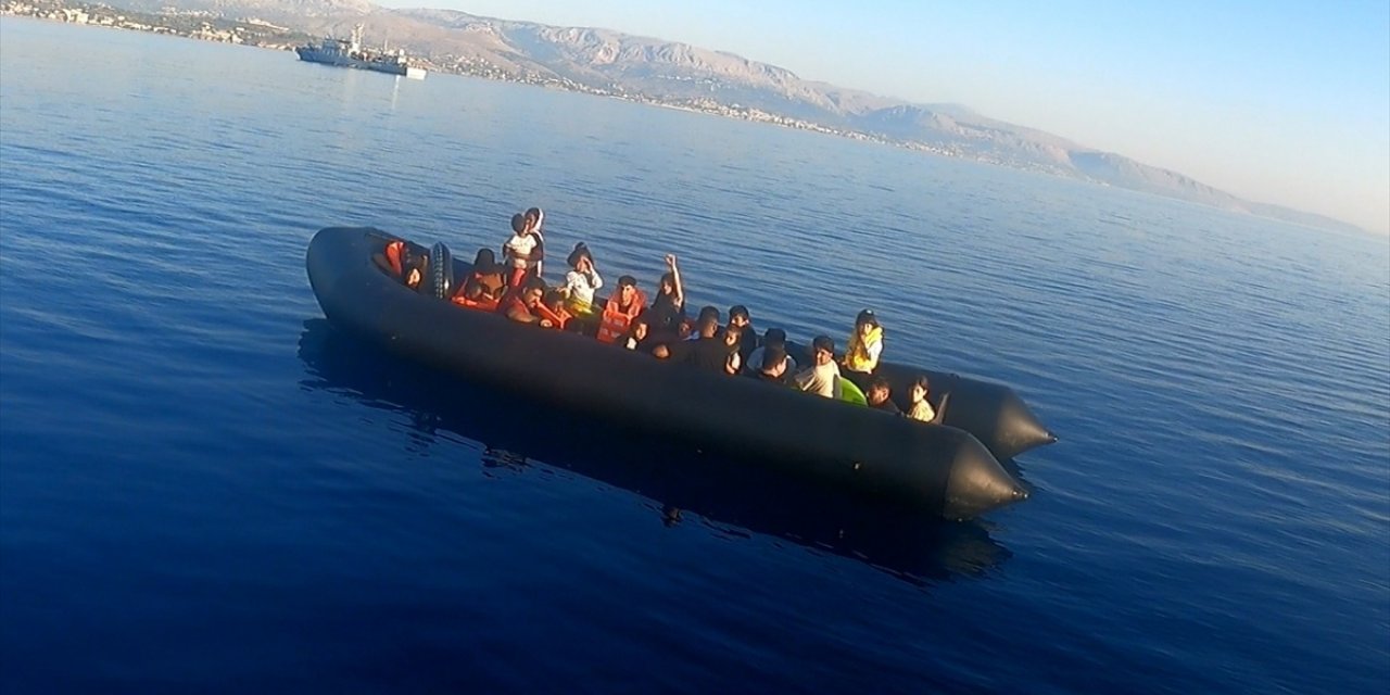 İzmir açıklarında geri itilen 130 düzensiz göçmen kurtarıldı