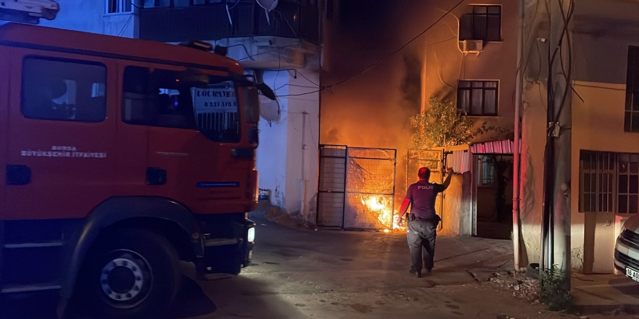 Bursa'da evin bahçesinde başlayıp iş yerine sıçrayan yangın söndürüldü