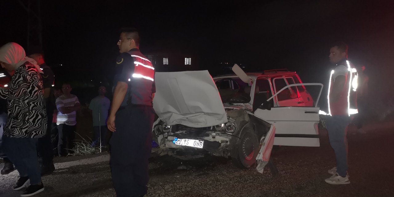 Burdur'da hafif ticari araç ile otomobilin çarpışması sonucu 2 kişi öldü, 6 kişi yaralandı