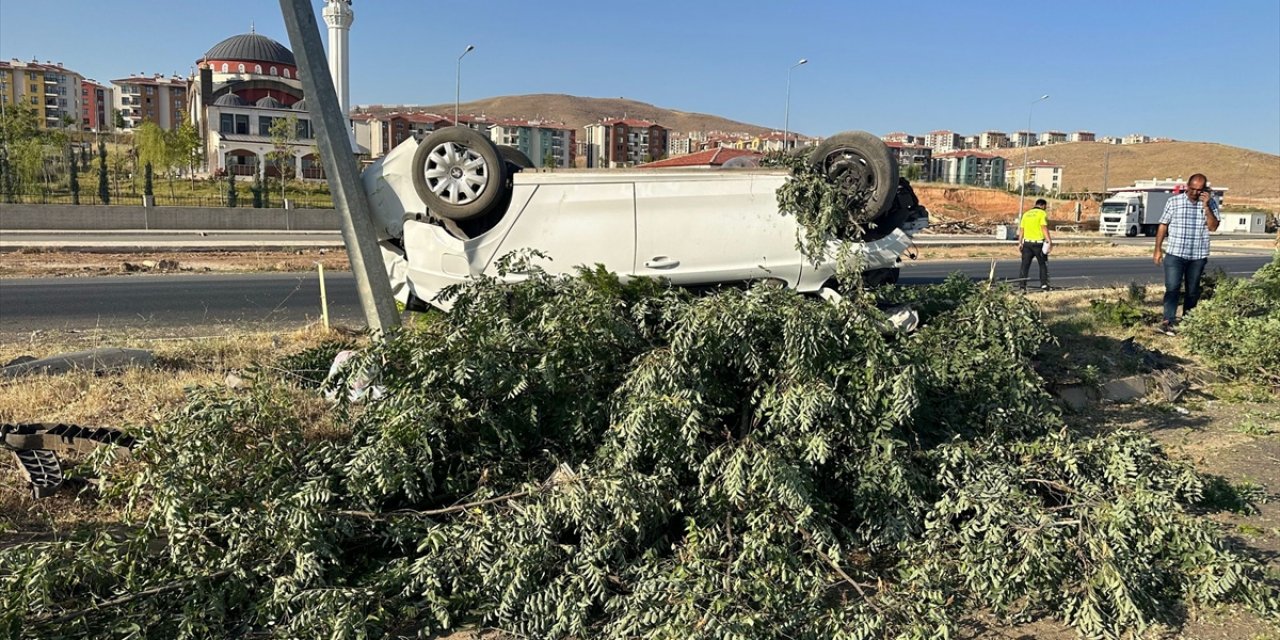 Elazığ'da devrilen otomobildeki 5 kişi yaralandı