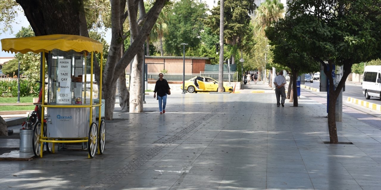 Antalya'da sıcak hava ve nem oranı yüksekliği nedeniyle caddeler boş kaldı