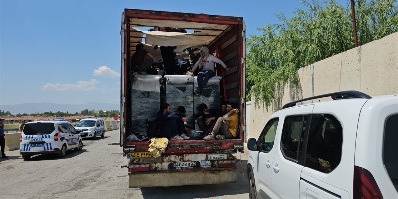 Erzincan'da tır dorsesinde 64 düzensiz göçmen yakalandı