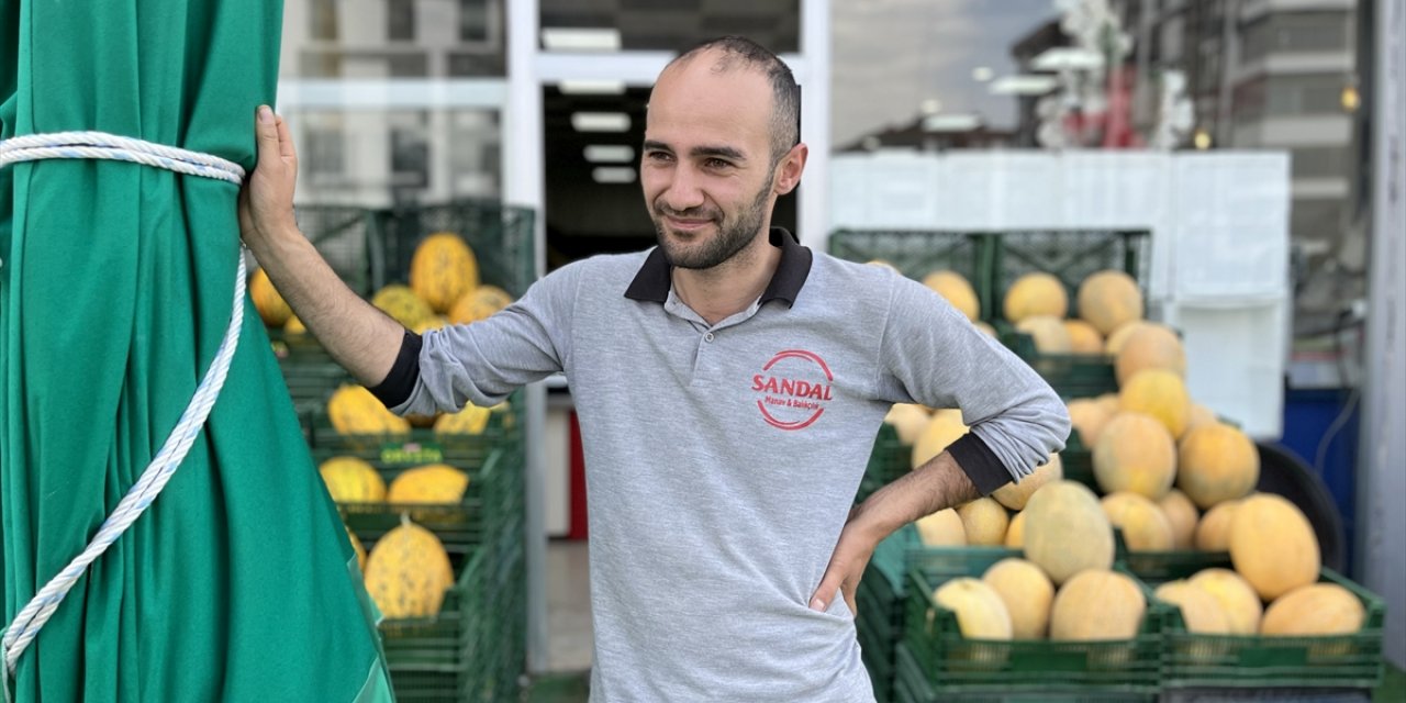 Erzurum'da manav çalışanı şiddetli rüzgarda havalanan şemsiye ile sürüklendi