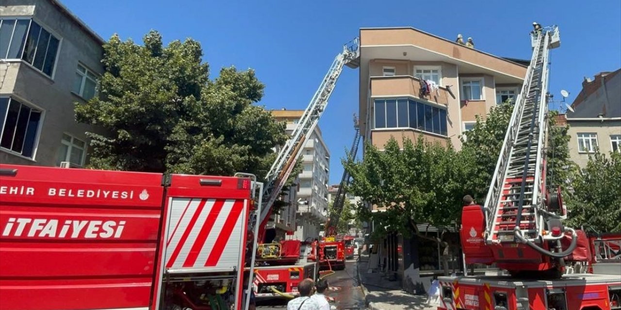 Bağcılar'da çatı katında çıkan ve yan binaya sıçrayan yangın söndürüldü