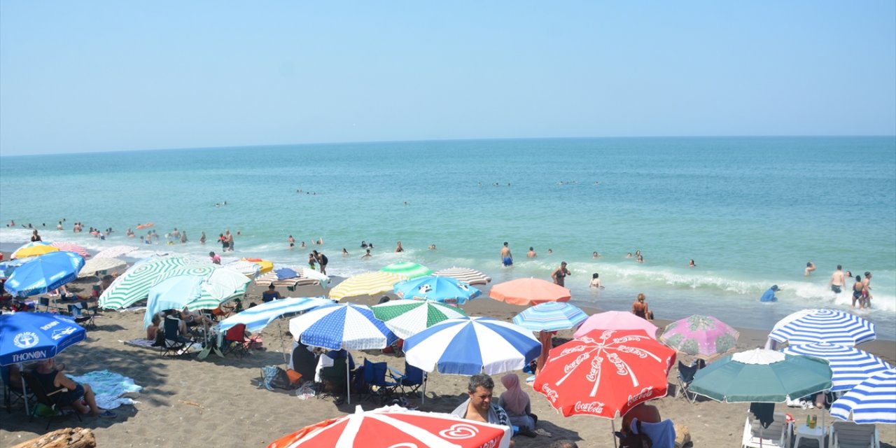 Düzce'de sıcaktan bunalanlar sahilleri ve tabiat parklarını doldurdu