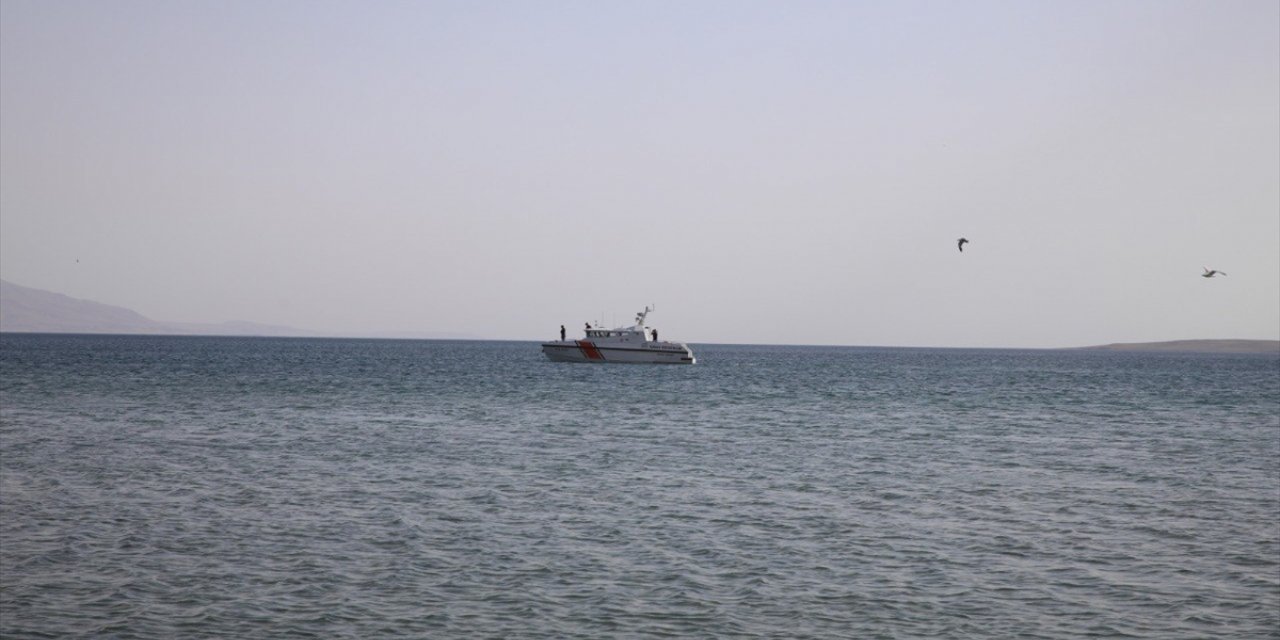 Serinlemek için Van Gölü'ne giren genç boğuldu