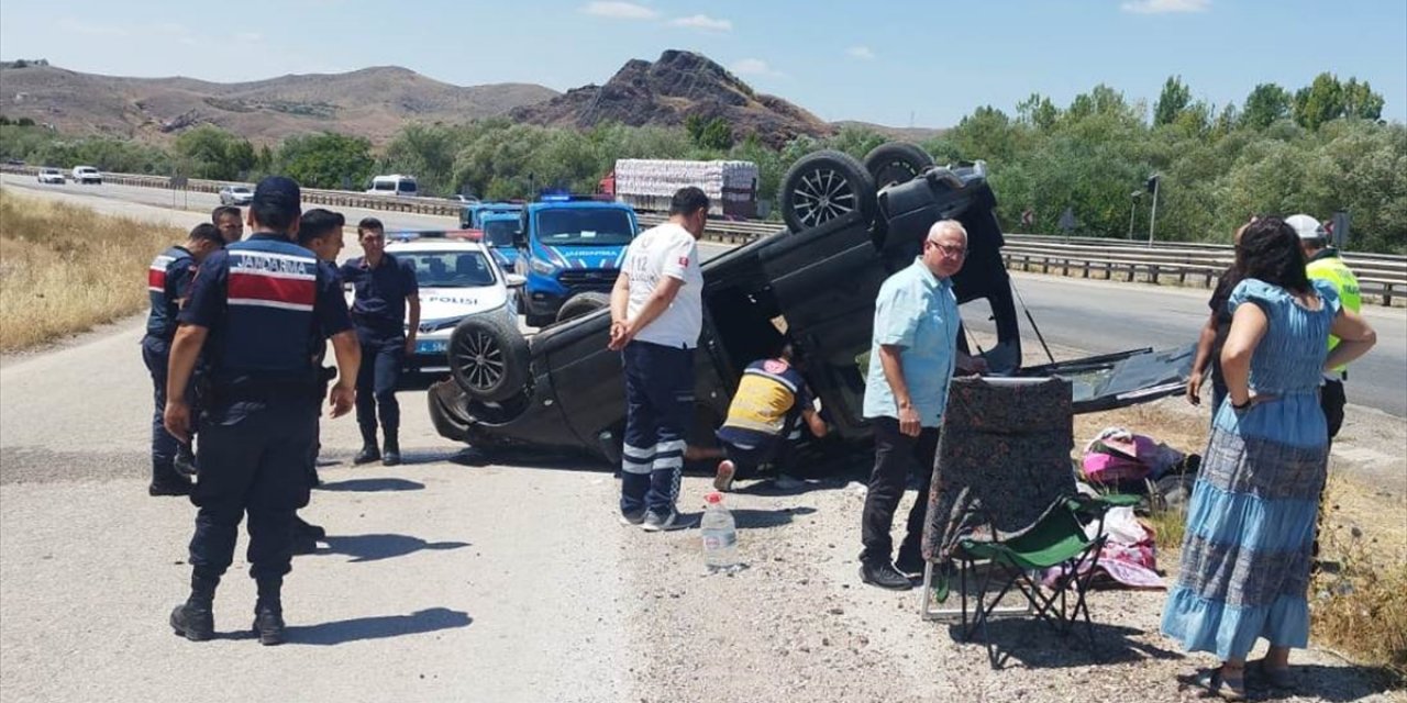 Kırıkkale'de devrilen araçtaki 2 kişi yaralandı