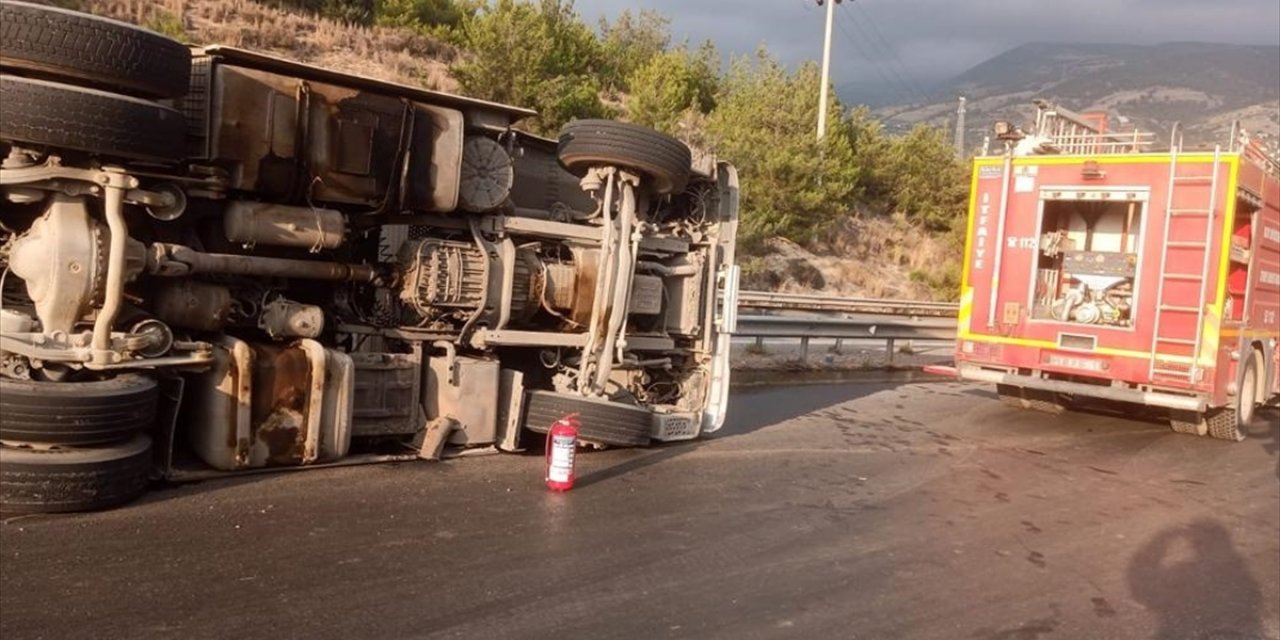 Hatay’da devrilen tırdaki iki kişi yaralandı