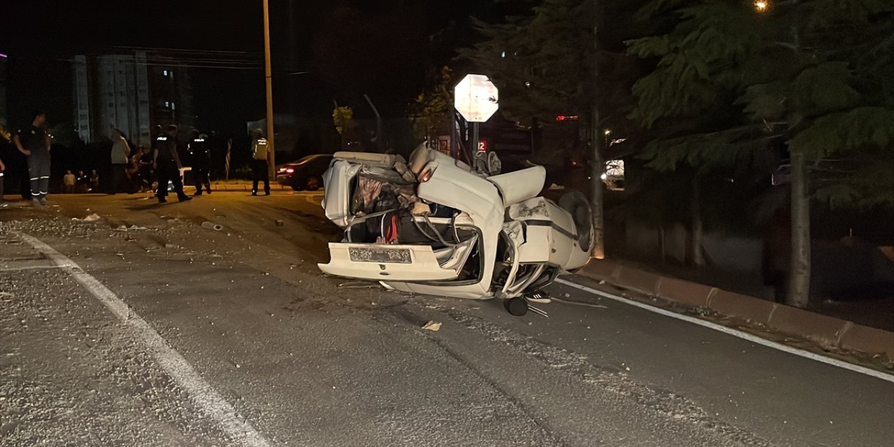 Kayseri'de devrilen otomobildeki 5 kişi yaralandı