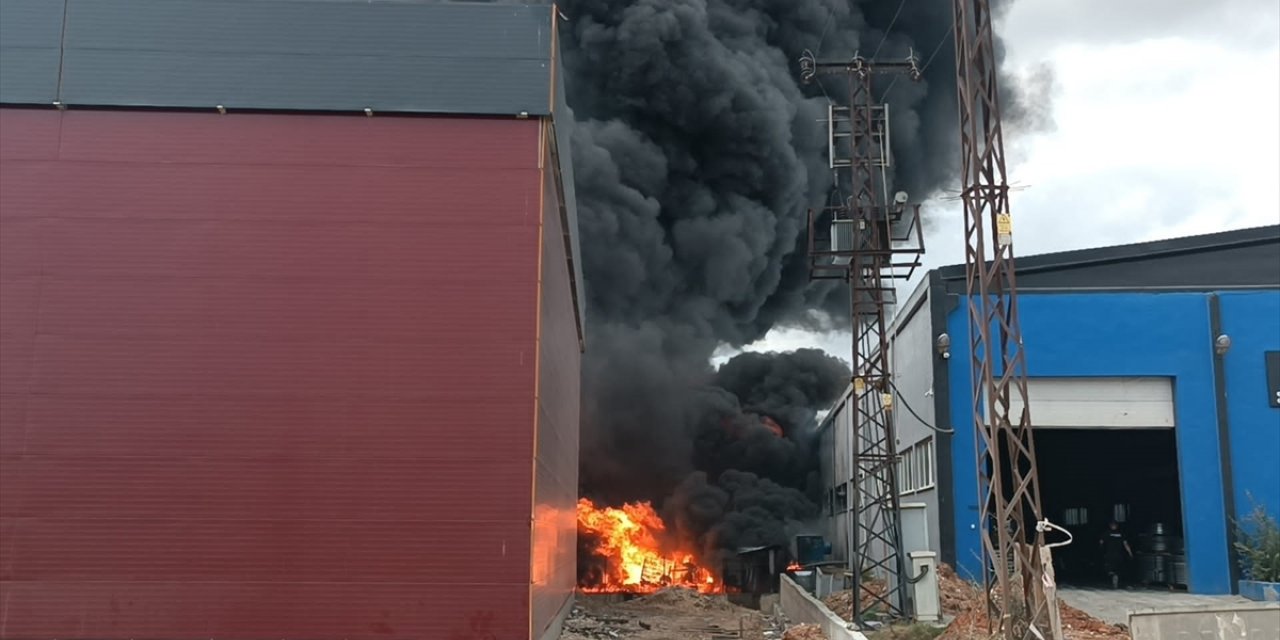 Tekirdağ'da kimya fabrikasında çıkan yangına müdahale ediliyor