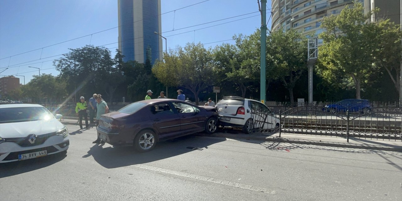 Konya'da çarpışan iki araçtan biri tramvay yoluna girdi, 2 kişi yaralandı