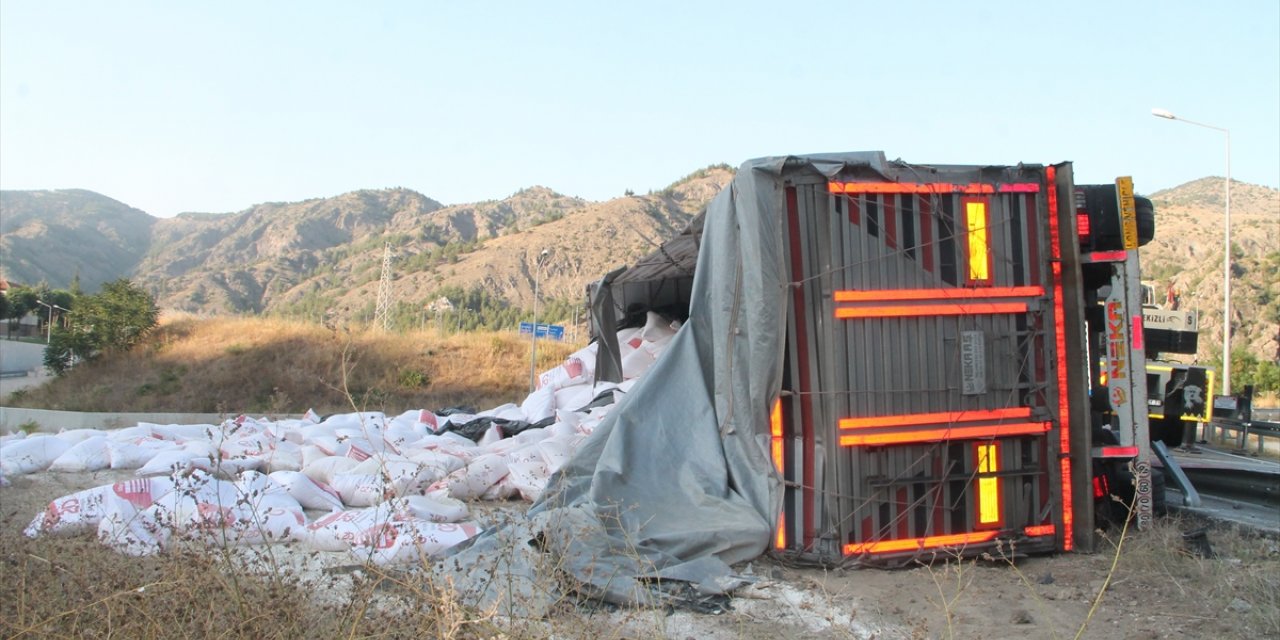 Amasya'da devrilen un yüklü tırın sürücüsü öldü