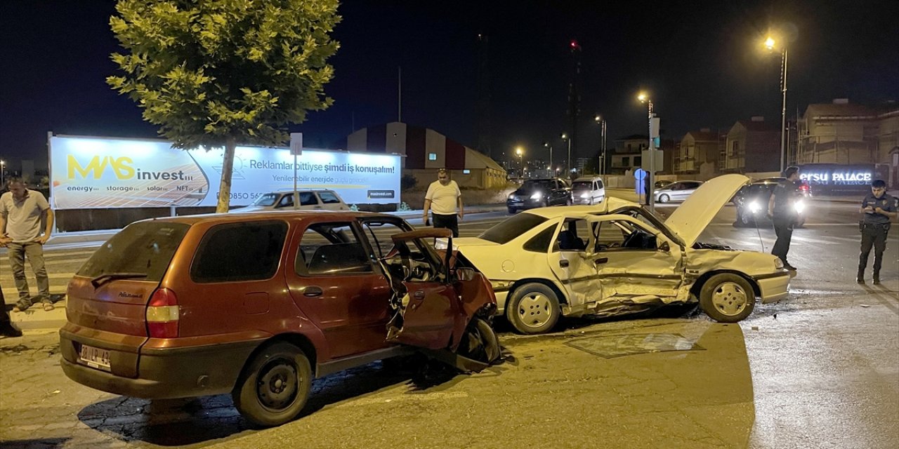 Kayseri'de iki otomobilin çarpıştığı kazada 5 kişi yaralandı