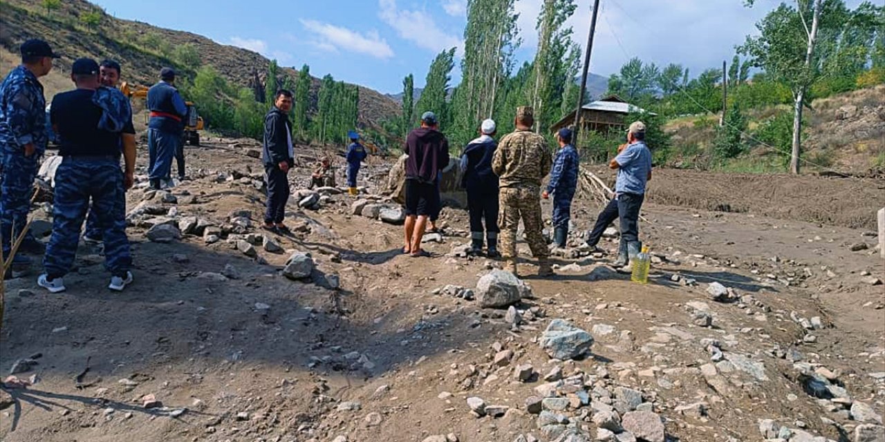 Kırgızistan'ın Issık Göl Bölgesi'ndeki selden 92 köy evi zarar gördü