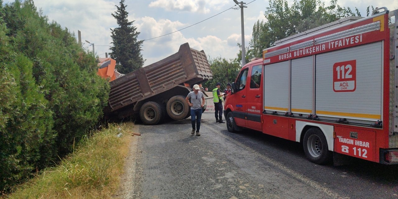 Bursa'da kum yüklü kamyonla blok mermer taşıyan tır çarpıştı, sürücüler ağır yaralandı