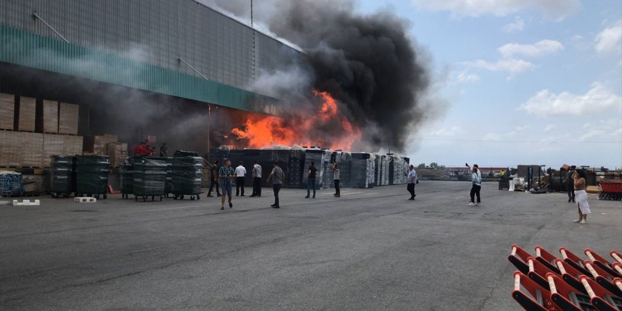 Kocaeli'de zincir marketin deposunda yangın çıktı