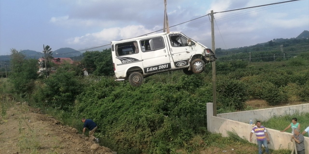 Samsun'da fındık işçilerini taşıyan minibüs şarampole devrildi 13 kişi yaralandı