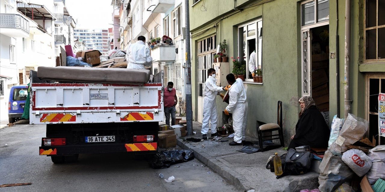 Bursa'da bir evden iki kamyon çöp çıkarıldı