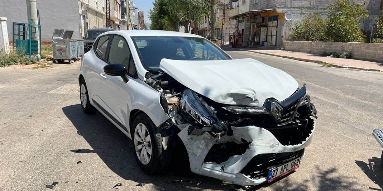 Kilis'te otomobillerin çarpışması güvenlik kamerasında