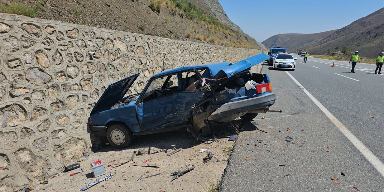 Erzincan'da otomobil park halindeki iki araca çarptı, 1 kişi öldü, 6 kişi yaralandı