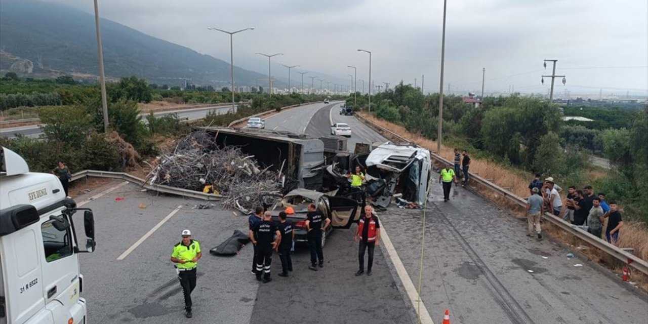 Hatay'da devrilen tıra otomobil çarptı, 1 kişi öldü, 2 kişi yaralandı