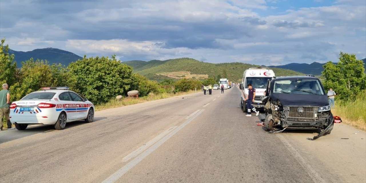 Bursa'da minibüsle traktörün çarpışması sonucu 5 kişi yaralandı