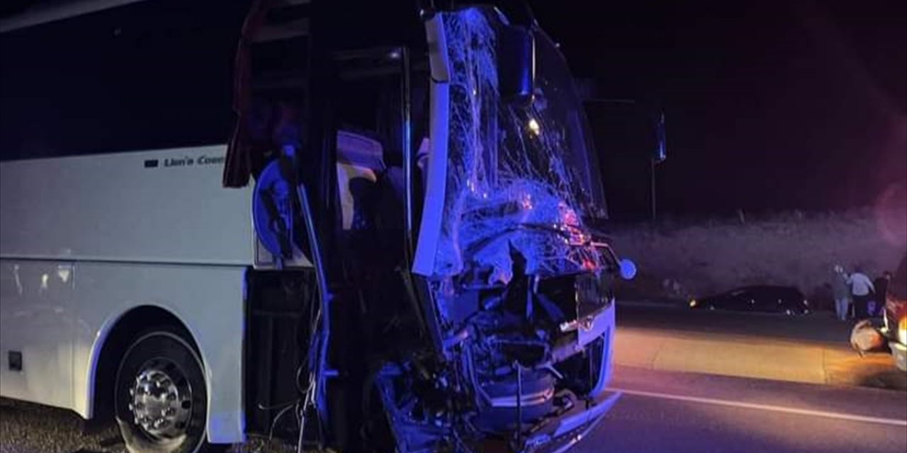 Antalya'da yolcu otobüsünün traktöre çarpması sonucu 5 kişi yaralandı