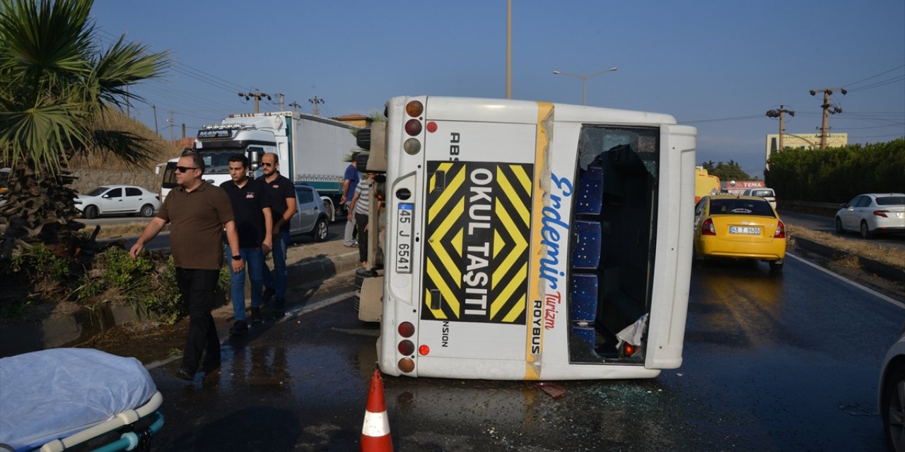 Manisa'da servis midibüsünün devrilmesi sonucu 20 kişi yaralandı