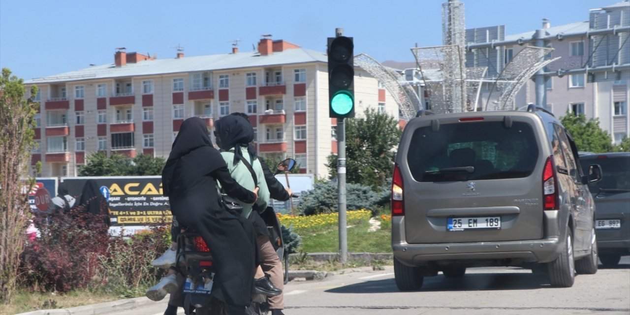 Erzurum'da mobiletle 4 kişinin tehlikeli yolculuğu kamerada