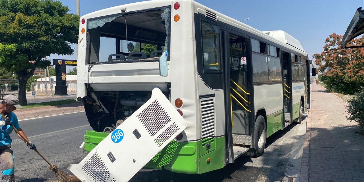 Kayseri'de halk otobüsü ile kamyonetin çarpıştığı kazada 5 kişi yaralandı