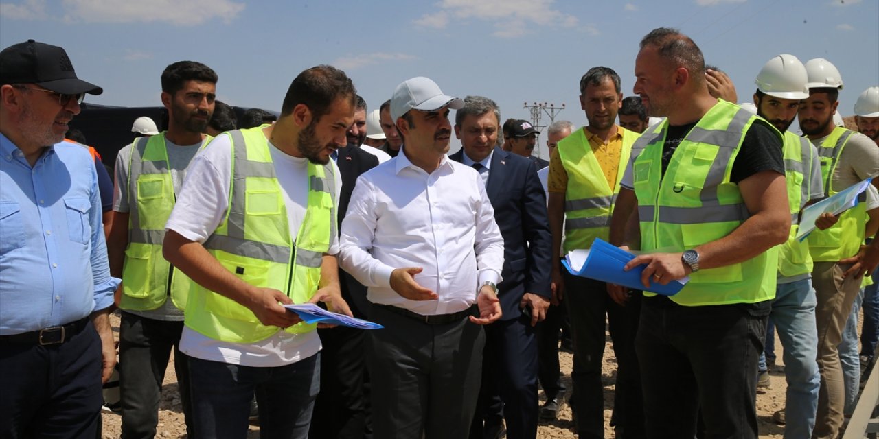 Bakan Kacır, Malatya'da depremzede esnaf için yapılan sanayi sitesini gezdi: