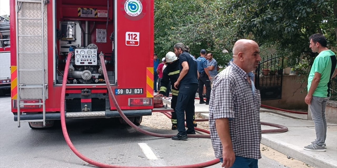 Tekirdağ'da ev yangınına müdahale eden itfaiye ekiplerine engel olan 2 kişi gözaltına alındı