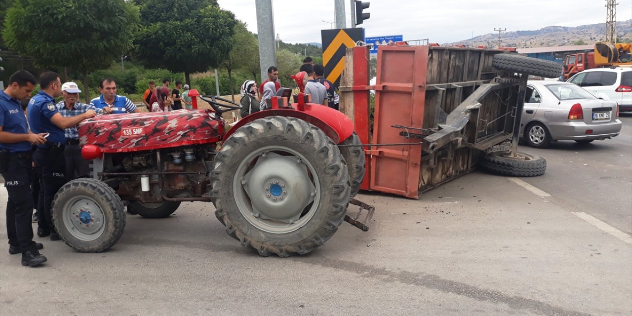 Amasya'da traktör ile çarpışan hafif ticari araçtaki 5 kişi yaralandı