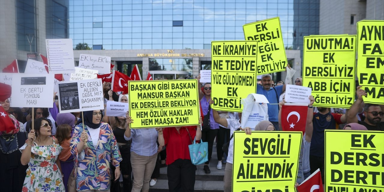 Usta öğreticiler, özlük haklarının iyileştirilmesi talebiyle ABB önünde basın açıklaması yaptı