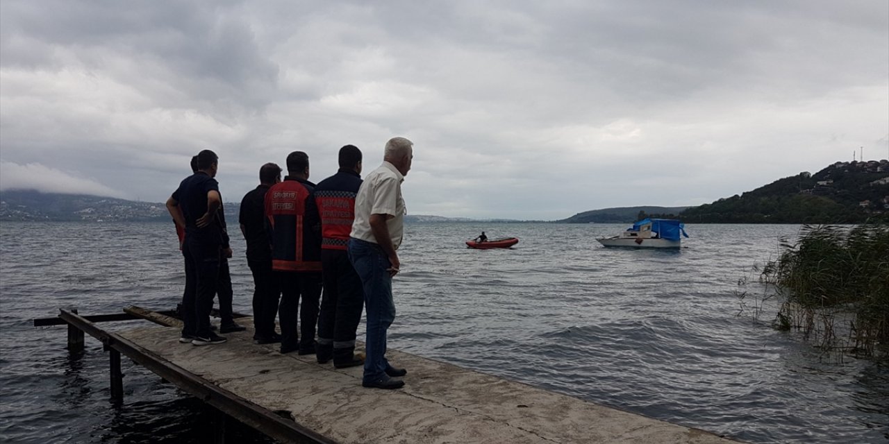 Sapanca Gölü'nde rüzgarda sürüklenen teknedeki 3 kişi kurtarıldı