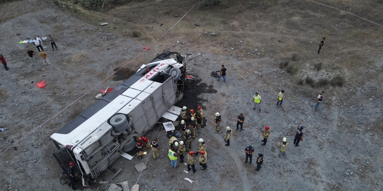 GÜNCELLEME 2 - Kemerburgaz'da servis otobüsü köprüden düştü, 27 işçi yaralandı