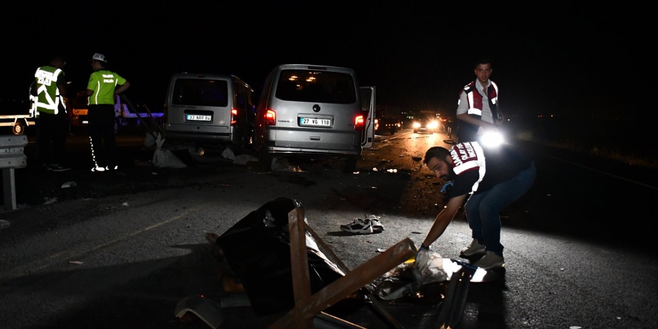 Şanlıurfa'da 3 aracın karıştığı kazada 3 kişi öldü, 11 kişi yaralandı