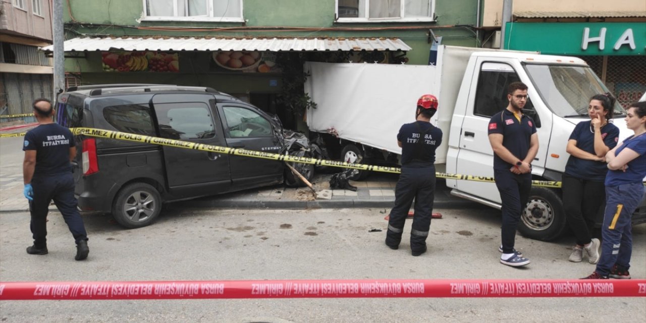 Bursa'da kazada savrulan kamyonetin çarptığı yaya öldü