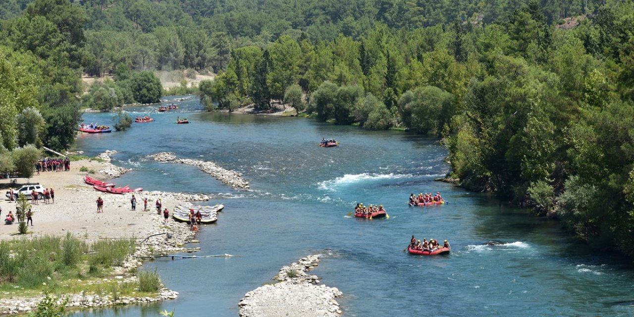 Adrenalin tutkunları Köprüçay'da rafting heyecanı yaşıyor