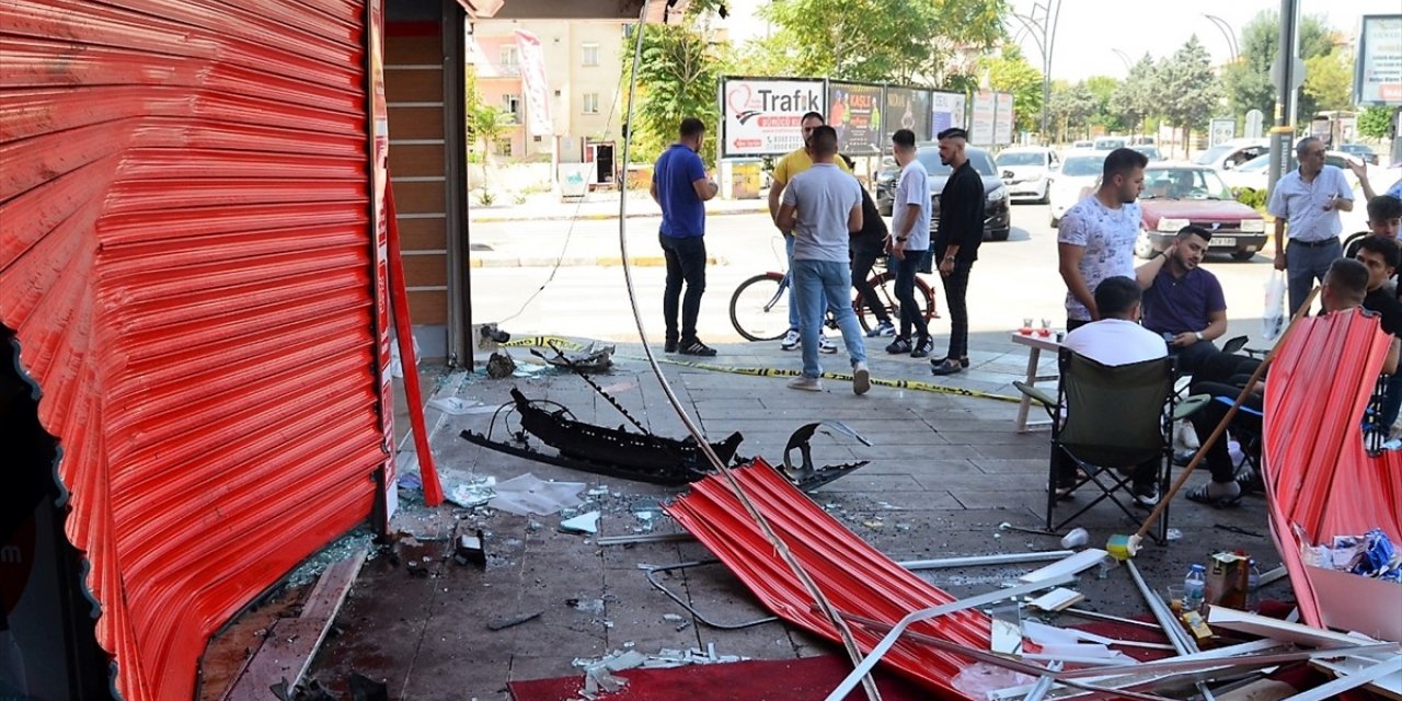 Aksaray'da bir iş yerine çarpan otomobilin sürücüsü ağır yaralandı