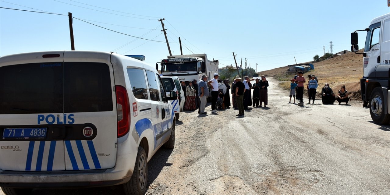 Kırıkkale'de hafriyat kamyonlarının geçişine tepki gösteren kadınlar yolu kapattı